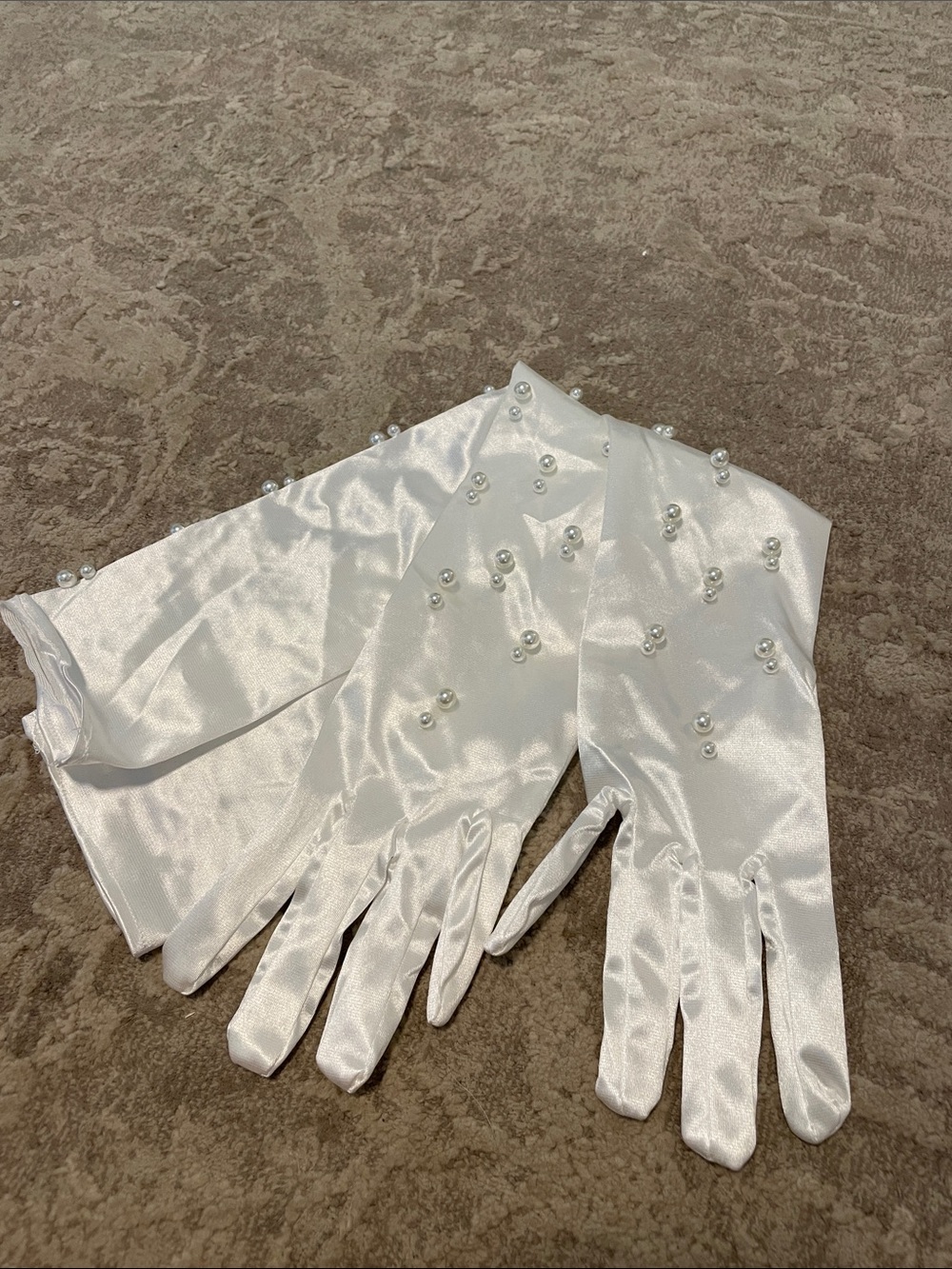 Pearl-Embellished Satin Gloves in White